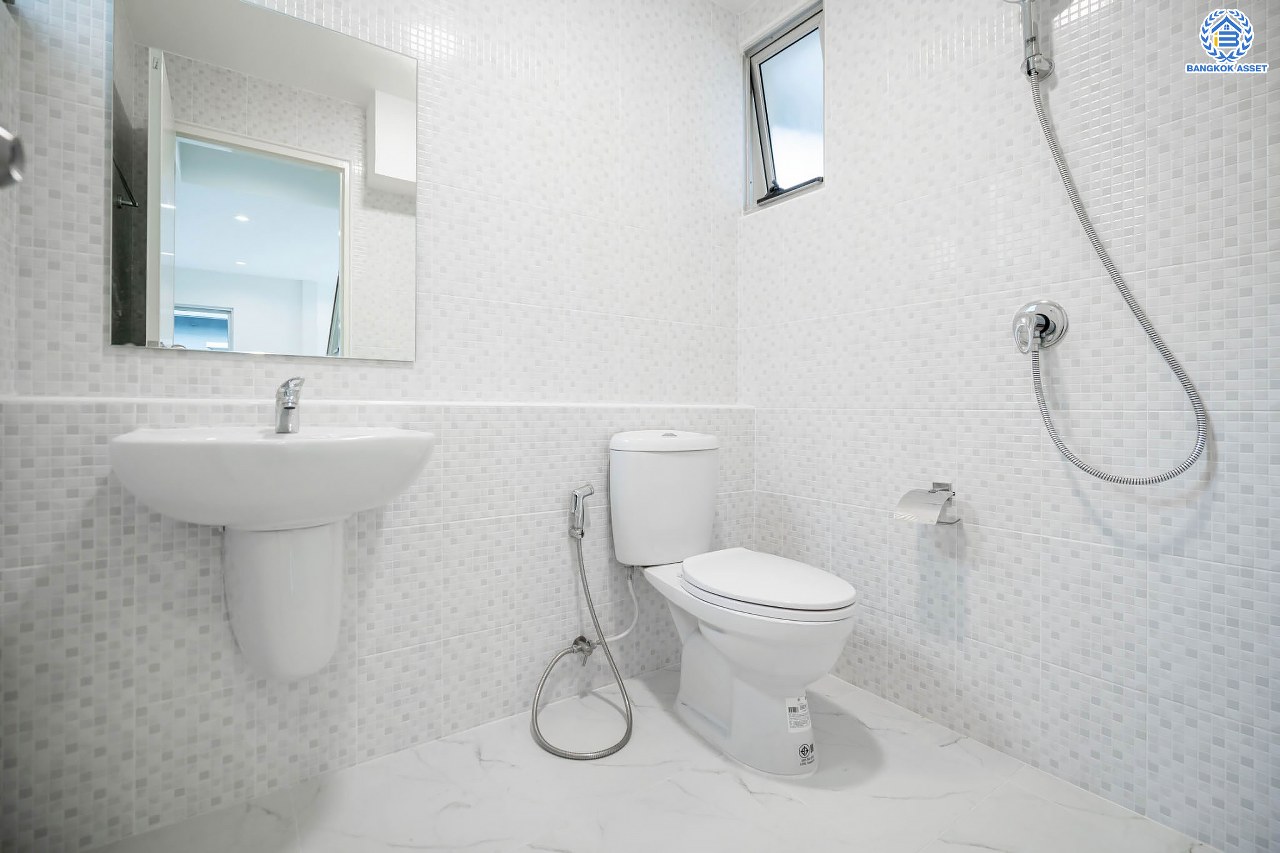 บ้านมือสองตกแต่งใหม่ คุณภาพแบรนด์ LH โครงการ ชัยพฤกษ์ ราชพฤกษ์-แจ้งวัฒนะ เนื้อที่ 58.4 ตร.ว. ฟังก์ชัน 3 ห้องนอน 3 ห้องน้ำ 2 ที่จอดรถ ภายในตกแต่งหรูหรา บนทำเลศักยภาพติดถนนราชพฤกษ์ เชื่อมสู่แจ้งวัฒนะได้อย่างรวดเร็ว และเพียง 10 นาทีถึงรถไฟฟ้า "สถานีบางรักใหญ่" จุดขึ้นทางด่วน "ศรีรัช" โรบินสัน ไลฟ์สไตล์ ราชพฤกษ์ และ โลตัส นอร์ธราชพฤกษ์